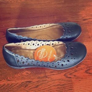 WIDE! Natural Soul black perforated flats